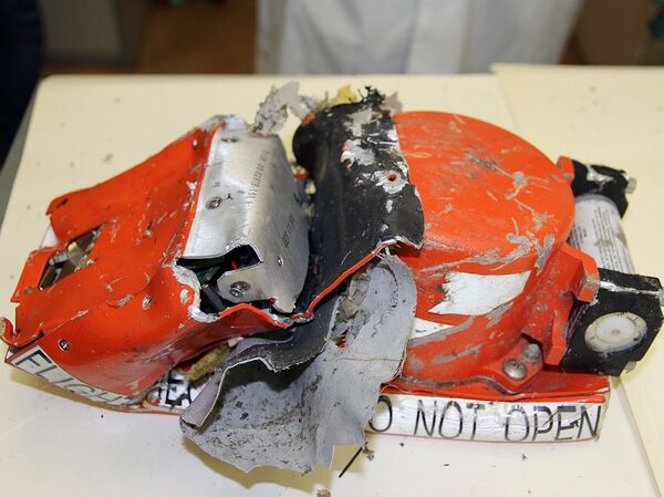 Бортовые самописцы с самолета Боинг 737-800 доставлены в Межгосударственный авиационный комитет Бортовые самописцы с самолета Боинг 737-800 доставлены в Межгосударственный авиационный комитет