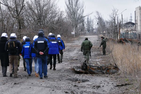 Замглава миссии ОБСЕ на Украине А. Хуг посетил район обстрелов на Ясиноватской развилке Замглава миссии ОБСЕ на Украине А. Хуг посетил район обстрелов на Ясиноватской развилке