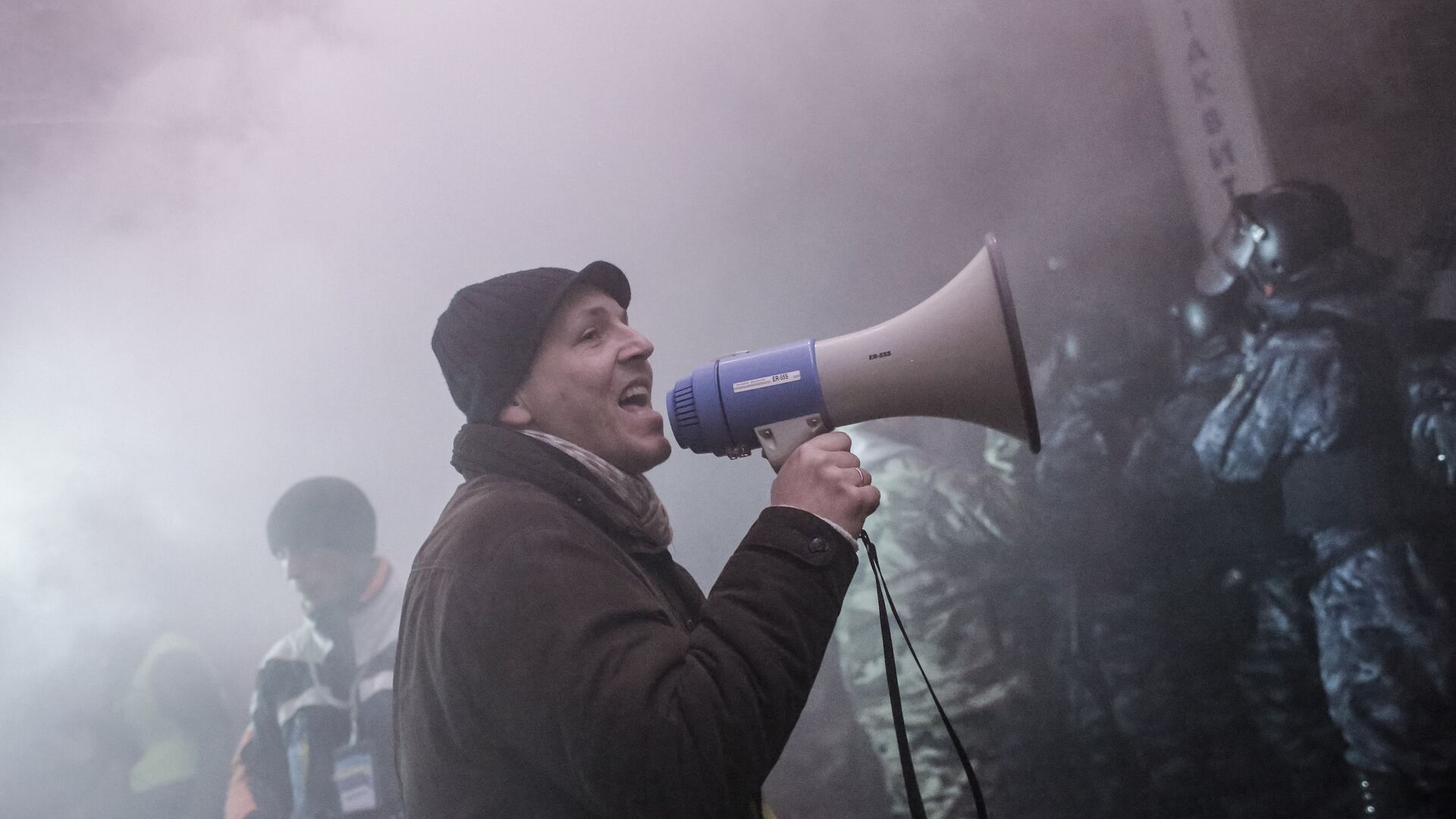 Внутренние войска начали штурм лагеря митингующих на Майдане Внутренние войска начали штурм лагеря митингующих на Майдане - РИА Новости, 1920, 31.08.2025