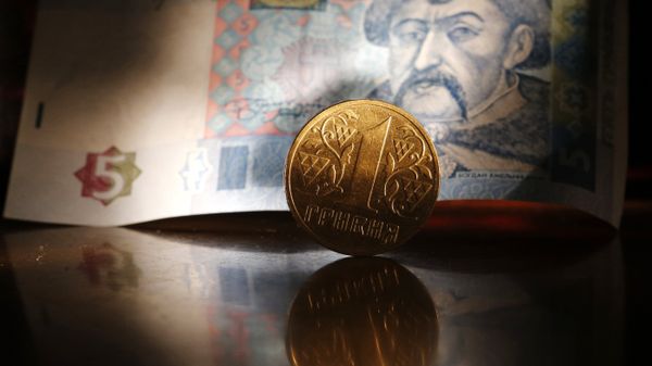 Денежные купюры и монеты США и Украины