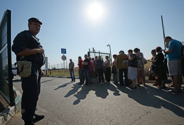 Жители юго-востока Украины на КПП Донецк в Ростовской области