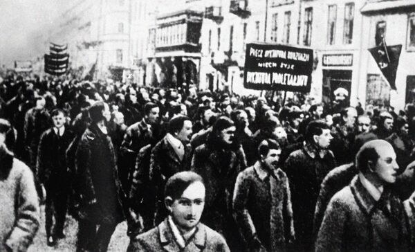 Демонстранты проходят по улице города Варшавы