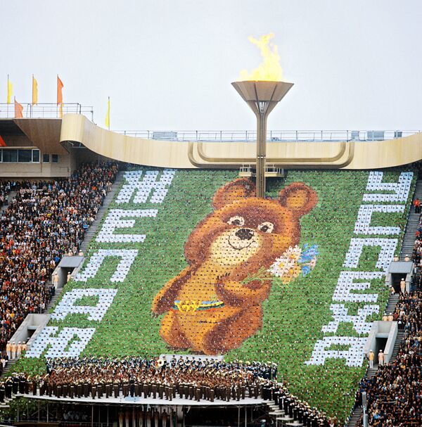 Олимпийский медвеженок на открытии Олимпиады-80 в Москве