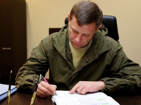 Премьер ДНР А.Захарченко передал в ЦИК подписи избирателей