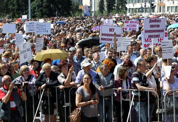 Митинг протеста в Донецке против ввода в Донбасс вооруженной миссии ОБСЕ