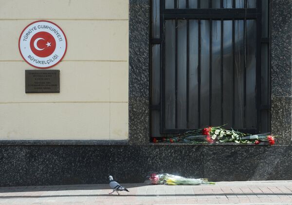 Цветы у посольства Турции в Москве в память о погибших в результате теракта в Стамбуле