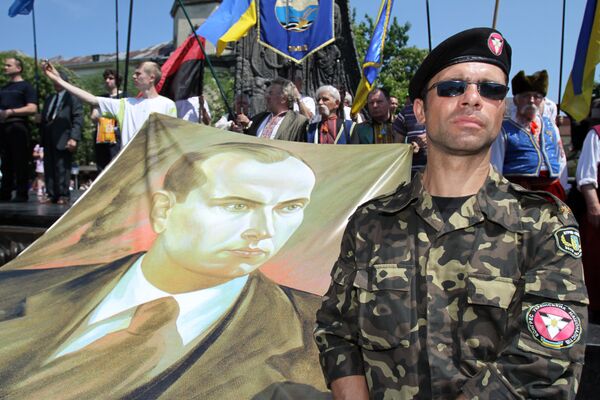 Представитель Конгресса украинских националистов с портретом Степана Бандеры