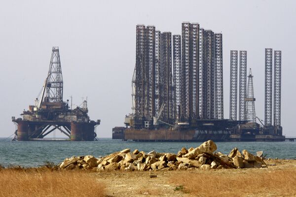 Нефтяные платформы в Каспийском море Нефтяные платформы в Каспийском море