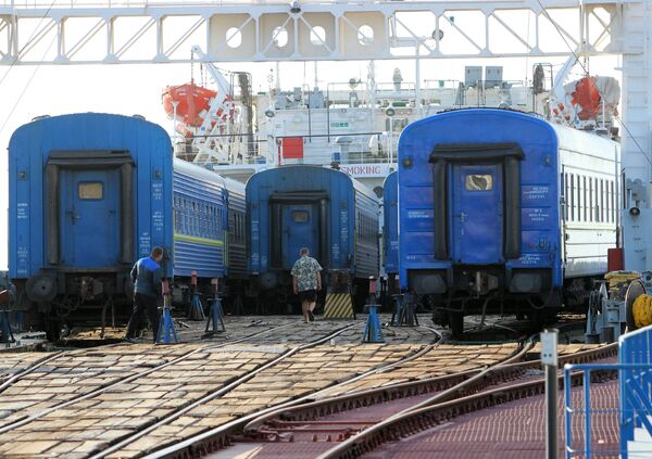 Поезд Симферополь - Москва на Керченской паромной переправе