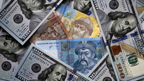 Денежные купюры и монеты США и Украины