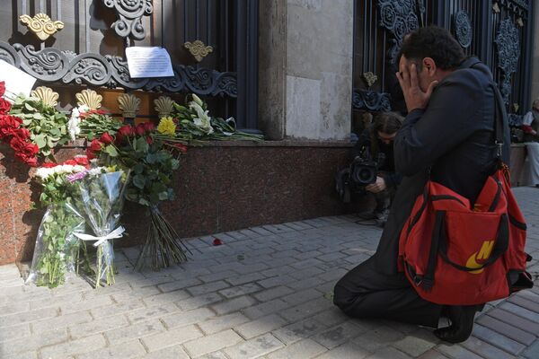Цветы у посольства Узбекистана в Москве, в связи с кончиной Президента республики Ислама Каримова