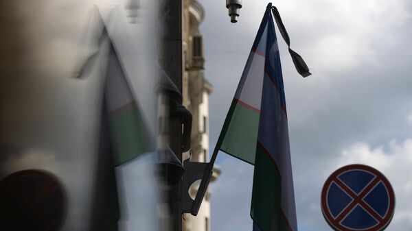 Цветы у посольства Узбекистана в Москве, в связи с кончиной Президента республики Ислама Каримова