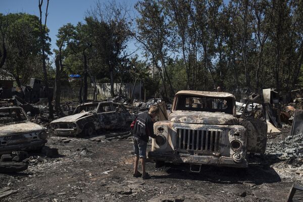 Последствия обстрела поселка Лозовое в Донецкой области