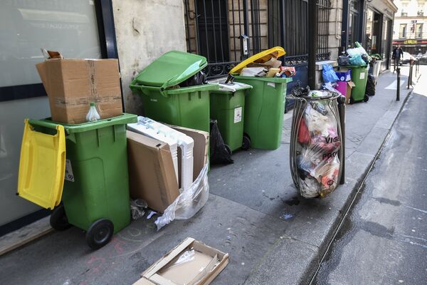 Перебои с вывозом мусора в Париже из-за забастовки коммунальщиков