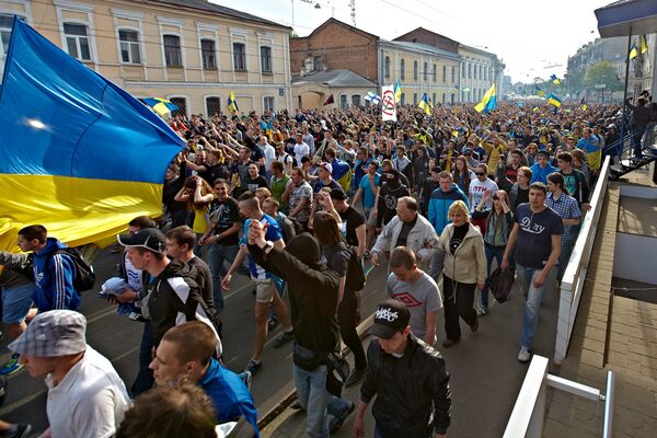 В Харькове футбольные фанаты напали на сторонников федерализации В Харькове футбольные фанаты напали на сторонников федерализации