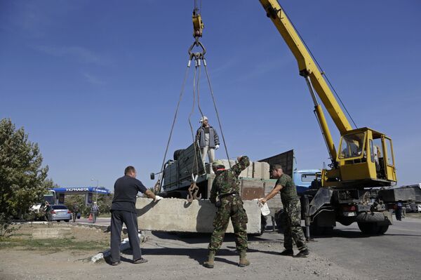 Активисты заблокировали автотрассу у поселка Чонгар на границе Украины и Крыма Активисты заблокировали автотрассу у поселка Чонгар на границе Украины и Крыма