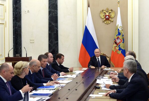 Президент РФ В. Путин провел совещание по межбюджетным отношениям Президент РФ В. Путин провел совещание по межбюджетным отношениям