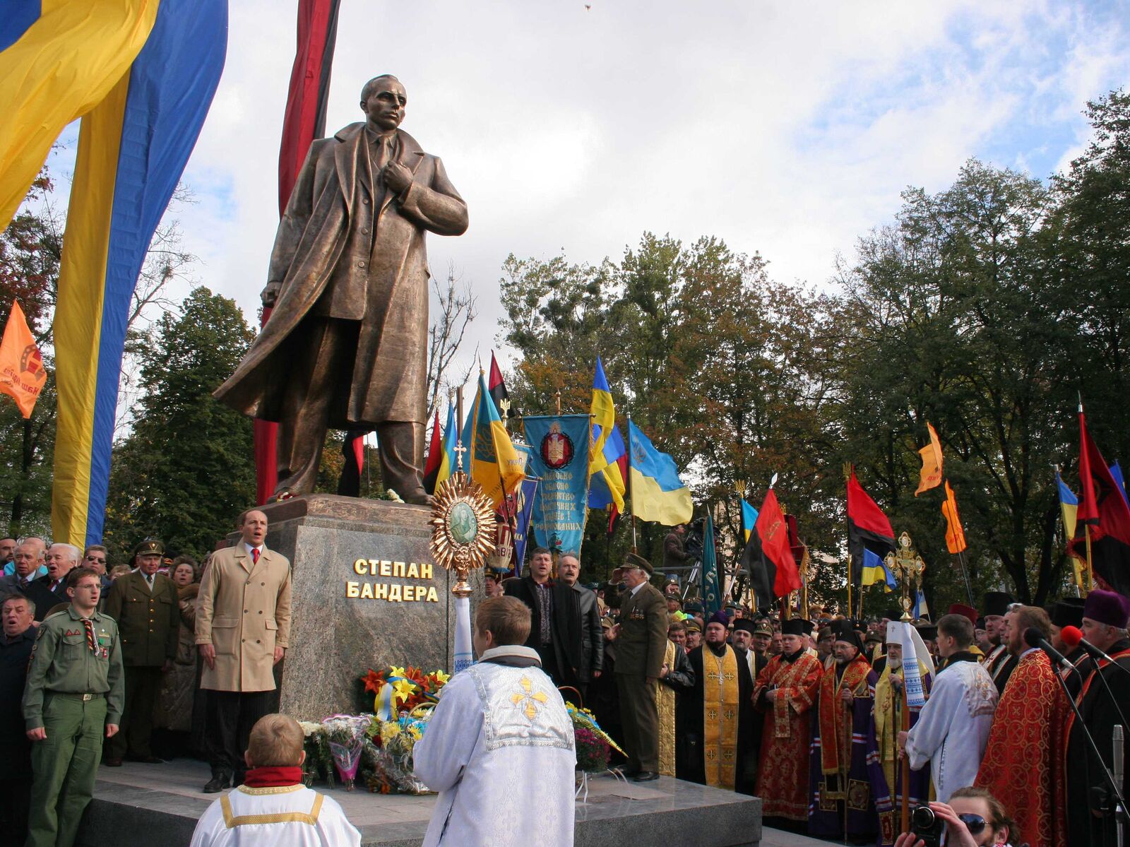 Памятник бандере в киеве фото