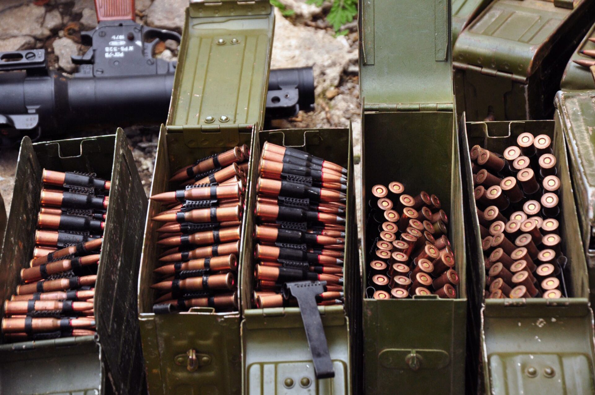 Со снарядами. Ящик для патронов. Боеприпасы в ящиках. Военный склад. Ящик с оружием.