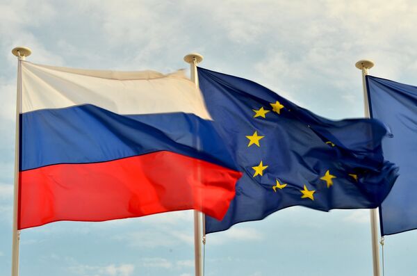 Флаги России, ЕС, Франции и герб Ниццы на набережной Ниццы Флаги России, ЕС, Франции и герб Ниццы на набережной Ниццы