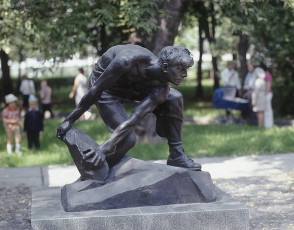 Скульптура Булыжник - оружие пролетариата в Москве