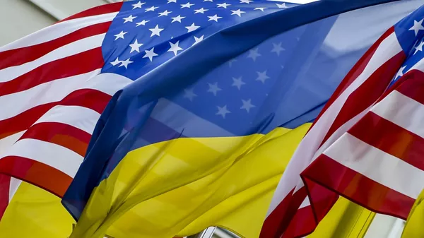 Флаги США и Украины