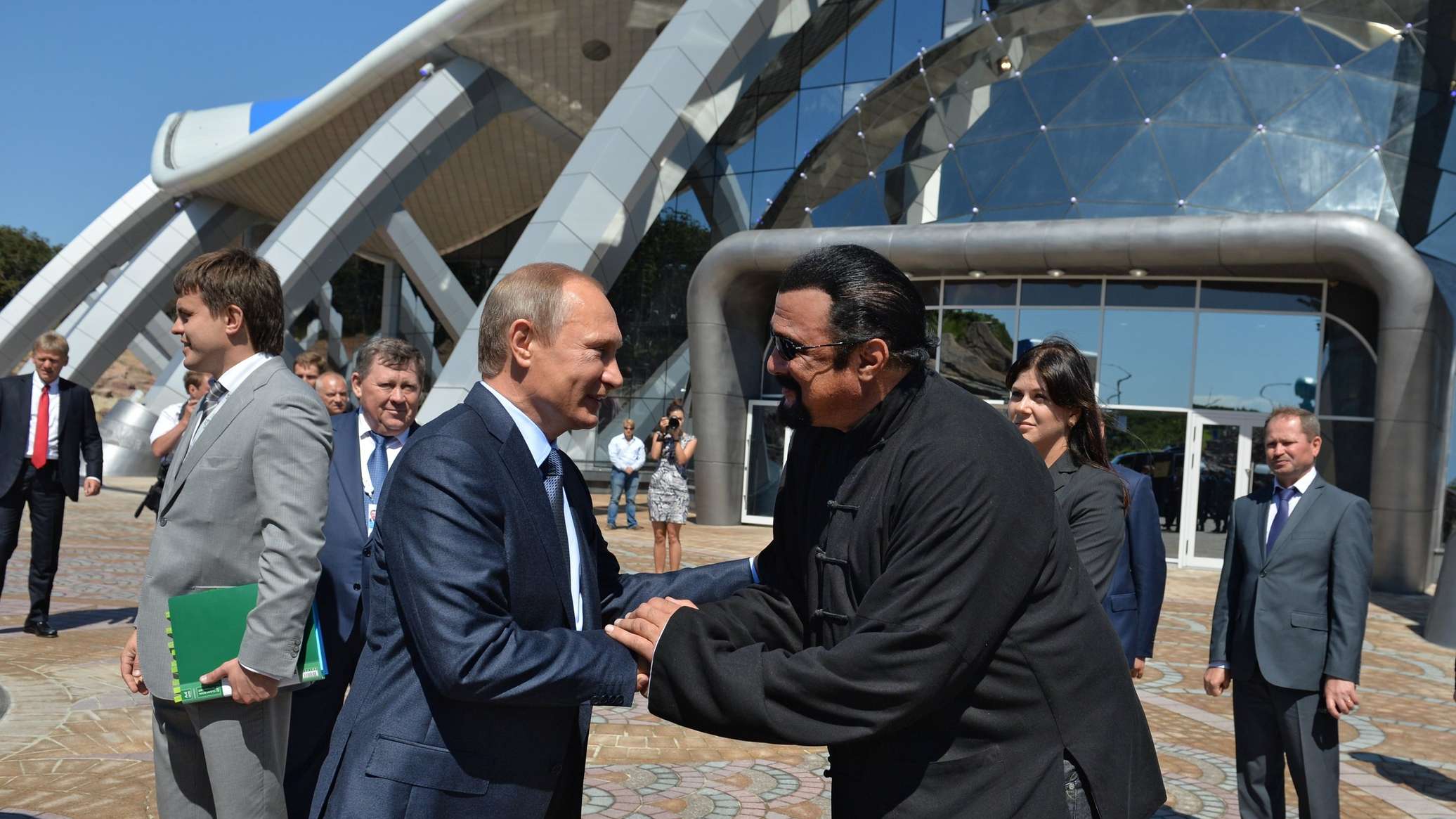 Захарова назвала неожиданным жест Путина в адрес Стивена Сигала на ВЭФ