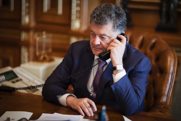 Петр Порошенко говорит с Б.Обамой Петр Порошенко говорит с Б.Обамой