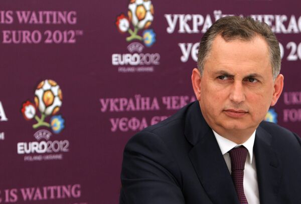 Новая взлетно-посадочная полоса международного аэропорта Донецк, реконструируемого к чемпионату Европы по футболу ЕВРО-2012 Новая взлетно-посадочная полоса международного аэропорта Донецк, реконструируемого к чемпионату Европы по футболу ЕВРО-2012