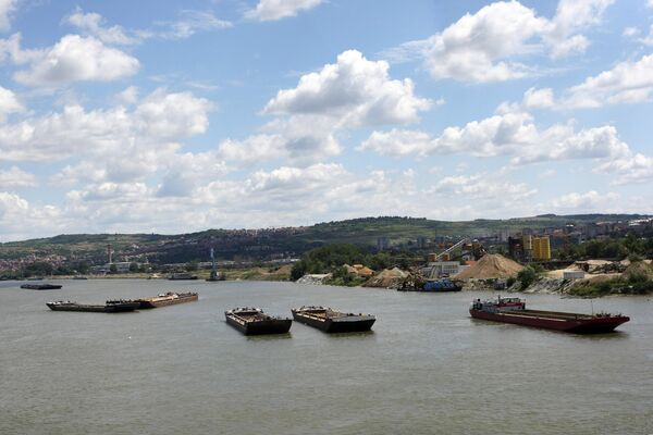 Баржи на реке Дунае в черте города Белграда