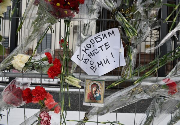 Цветы у посольства РФ в Киеве в память о погибших в авиакатастрофе в Сочи