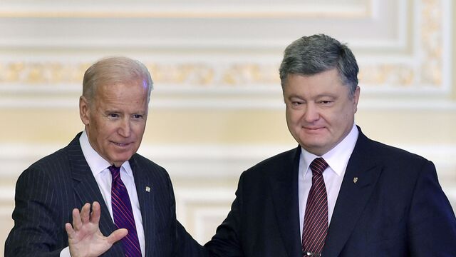 © Фото : Пресс-служба президента Украины / Встреча президента Украины Петра Порошенко с вице-президентом США Джо Байденом в Киеве Не оправдал ожиданий Порошенко*: почему Байден просил ЦРУ засекретить информацию о визите в Киев