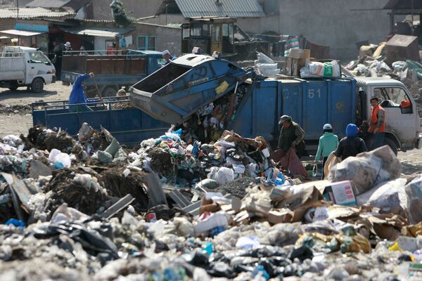 Акция уличного театра на городской свалке с целью привлечь внимание к проблеме мусорного полигона в Бишкеке
