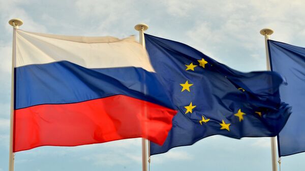 Флаги России, ЕС, Франции и герб Ниццы на набережной Ниццы