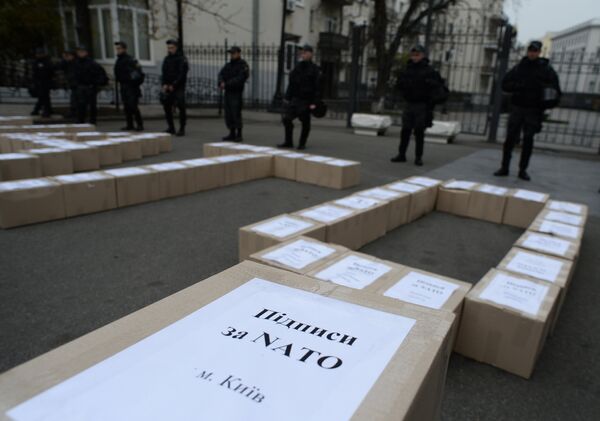 Партия Батькивщина представила 3 миллиона подписей за проведение референдума о вступлении Украины в НАТО Партия Батькивщина представила 3 миллиона подписей за проведение референдума о вступлении Украины в НАТО