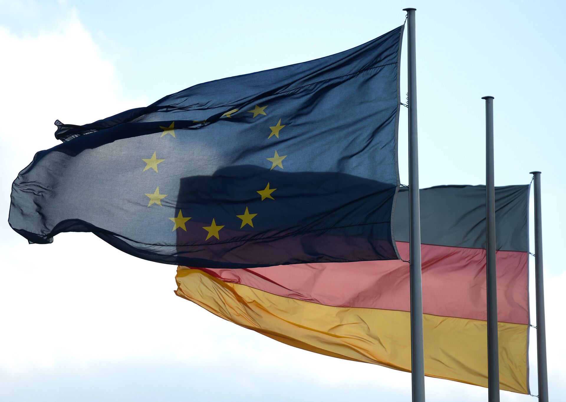 Флаги Евросоюза и Германии в Берлине - РИА Новости, 1920, 01.01.2022