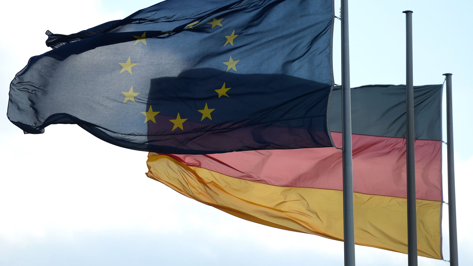 Флаги Евросоюза и Германии в Берлине - РИА Новости, 1920, 30.03.2024