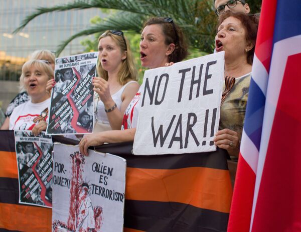 Акция протеста против войны на Донбассе у консульства Украины в Барселоне