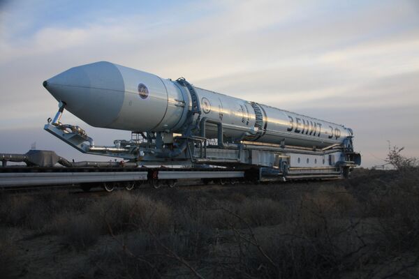 Установка ракеты-носителя Зенит-2SБ с космическим аппаратом Электро-Л на стартовом комплексе космодрома Байконур