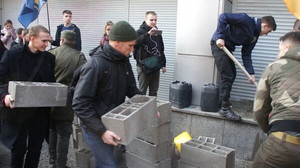 Группа националистов заблокировала вход в здание центрального офиса украинской дочки Сбербанка Группа националистов заблокировала вход в здание центрального офиса украинской дочки Сбербанка
