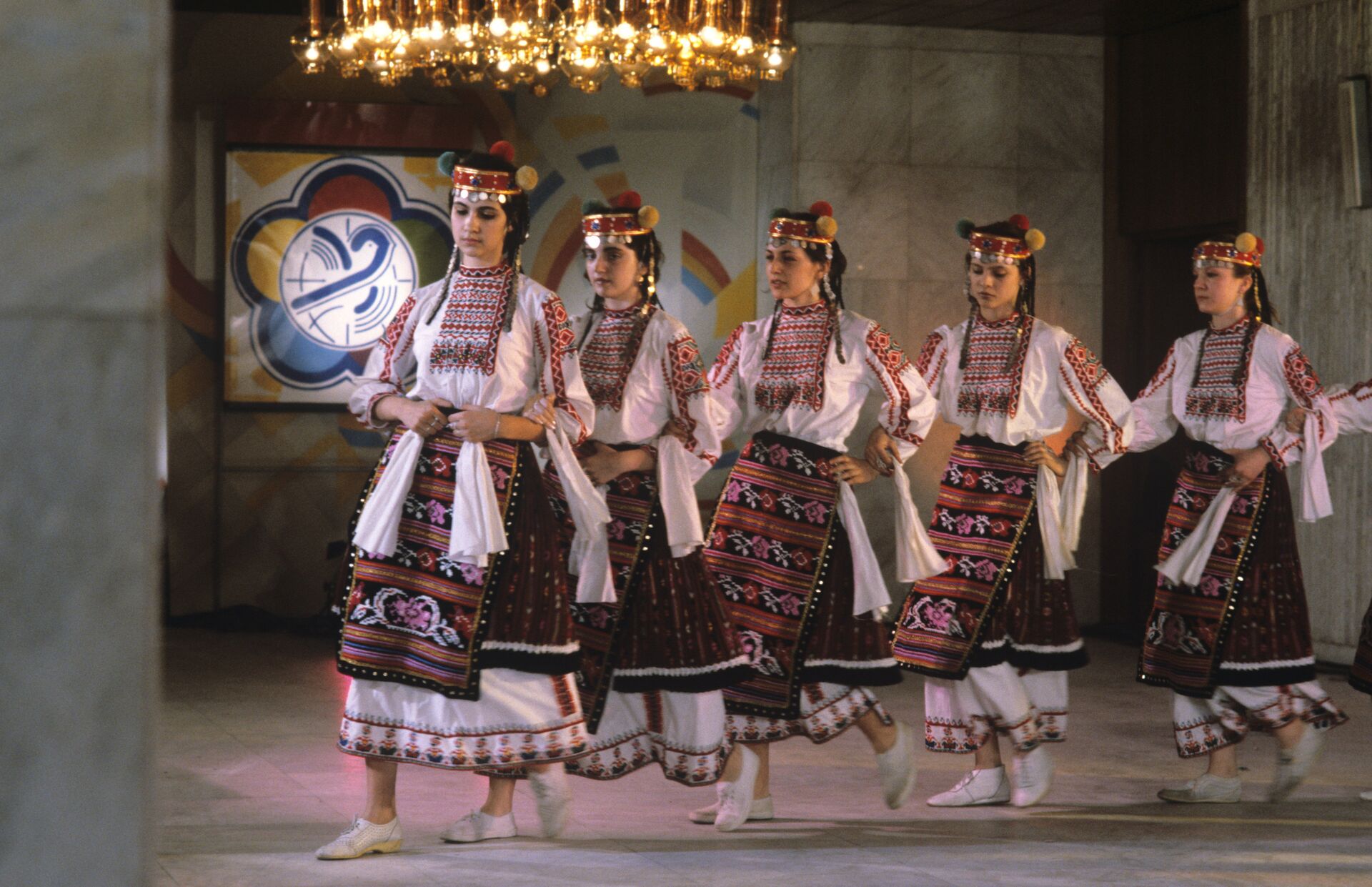 Болгарские студентки исполняют народный танец - РИА Новости, 1920, 22.03.2017