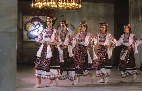 Болгарские студентки исполняют народный танец