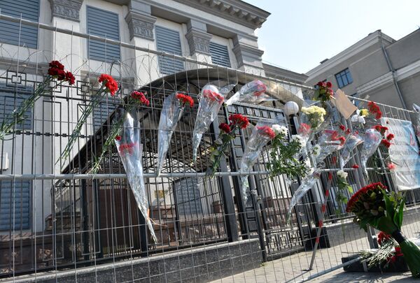 Цветы у посольств РФ в странах мира в память о погибших при взрыве в Санкт-Петербурге