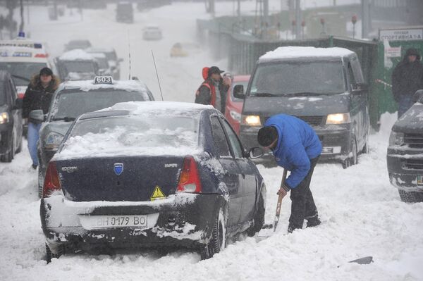 Чрезвычайная ситуация объявлена в Киеве из-за снегопада