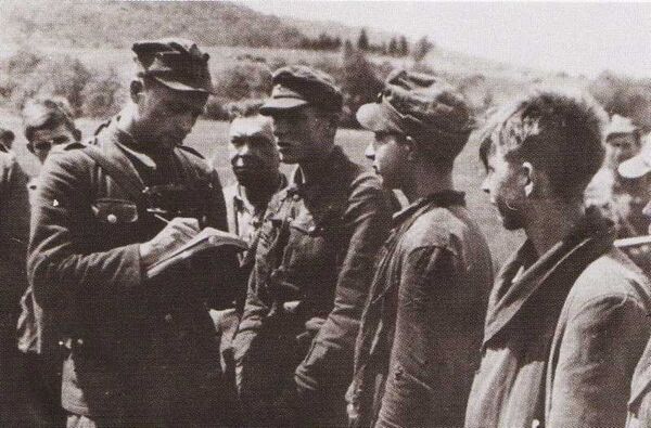 1947 год. Акция «Висла». Польский офицер допрашивает пойманных боевиков УПА из отряда Степана Стебельского