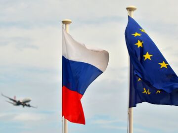 Флаги России, ЕС, Франции и герб Ниццы на набережной Ниццы