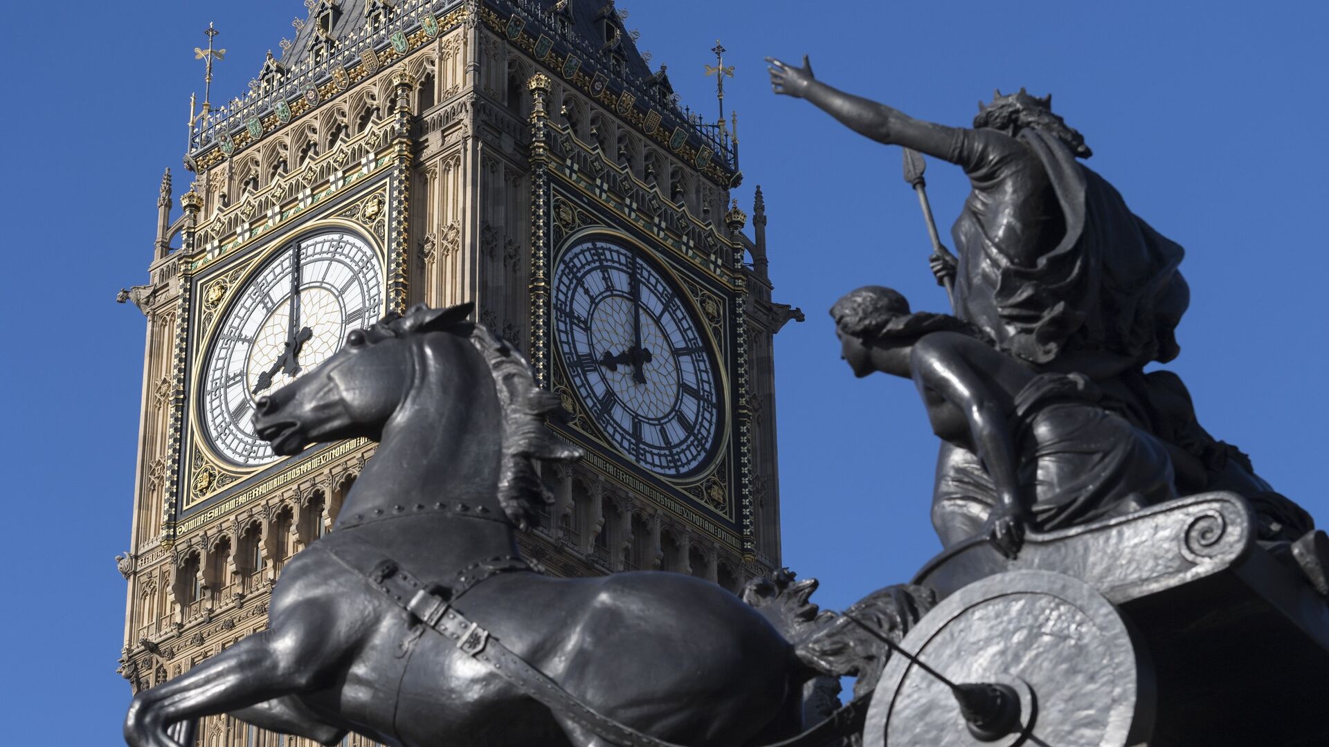 Лондон помогал. Памятник Боадицеи в Лондоне. Статуя «боадицея и ее дочери» в Лондоне. Monument to Queen Boadicea in London.