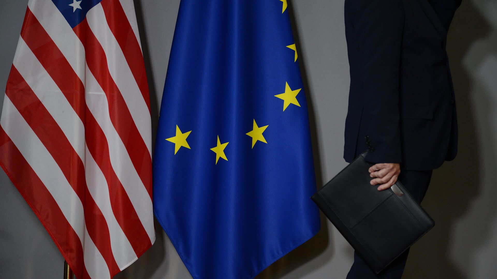Президент США Дональд Трамп встретился с лидерами ЕС в Брюсселе - РИА Новости, 1920, 14.01.2022