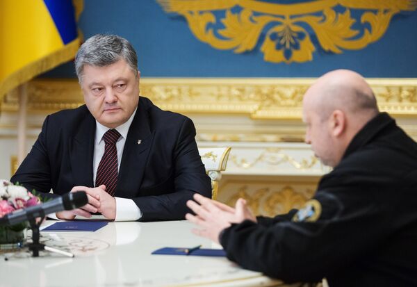 Президент Украины П. Порошенко провел совещание с Ю. Луценко и А. Турчиновым Президент Украины П. Порошенко провел совещание с Ю. Луценко и А. Турчиновым