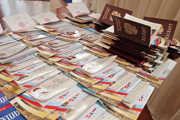 Торжественное вручение российских паспортов ученикам школы Симферополя